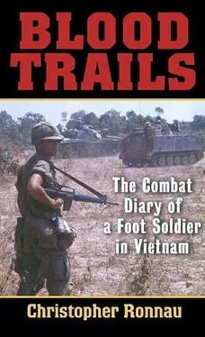 Кристофер Роннау Кровавые следы. Боевой дневник пехотинца во Вьетнаме. обложка книги