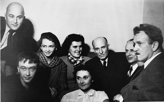 С Леонидом Волковым среди участников спектакля В добрый час 1955 г С - фото 61