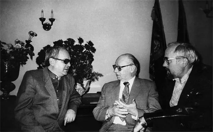 С Алексеем Бородиным и Валерием Подгородинским на собственном юбилее 1988 г - фото 67