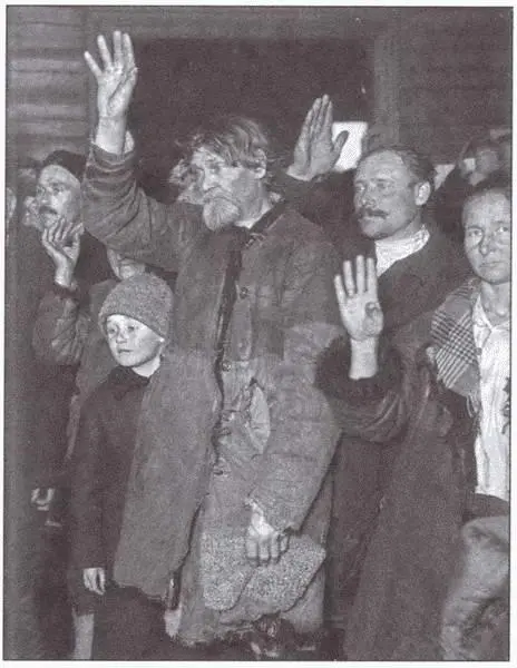 Выборы в сельский совет Раскулаченные около своего бывшего дома 1930 г - фото 14