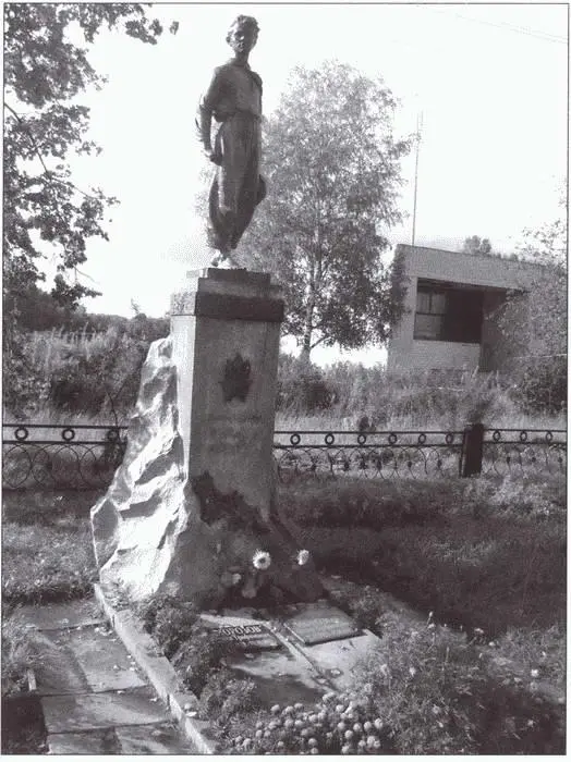 Памятник Павлику Морозову в селе Герасимовка AM Егоров - фото 16