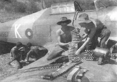 Укладка боекомплекта Бирма 1945 год Пушки заряжает капрал Э Йео и рядовой - фото 125