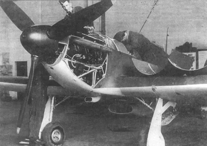 Хоукер Харрикейн Mk I во время ремонта 25 июля 1940 года Видна моторама и - фото 92