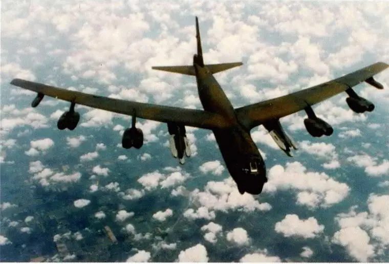 Стратегический бомбардировщик В52 Боевая нагрузка 226 т носитель МК5 6 - фото 16