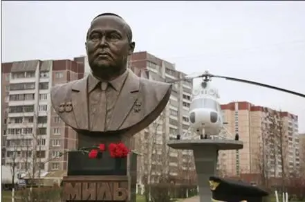 Памятник МЛ Милю Выступают ученики школы имени МЛ Миля И снова Москва - фото 19