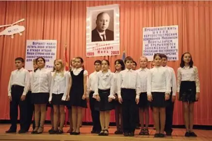 Выступают ученики школы имени МЛ Миля И снова Москва Апофеозом празднования - фото 20