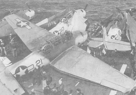 ТВМ1С из эскадрильи VC42 на палубе авианосца USS Bogue CVE9 18 сентября - фото 63