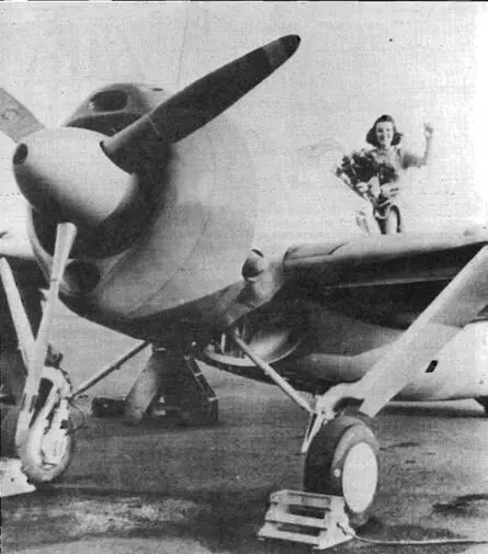 Вероника Тернер Мисс Брюстер 1940 позирует у кабины F2A2 из VF2 Flying - фото 54