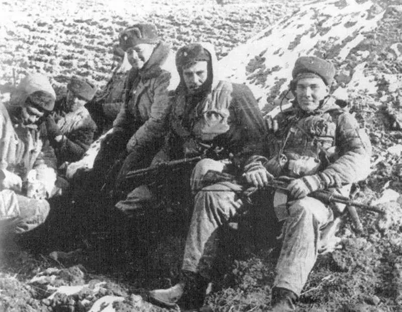 Декабрь 1984 г Колонна зимы 1983 г Лето 1983 г Я в центре На моей - фото 30