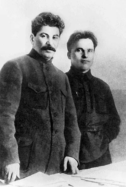 С М Киров и И В Сталин Ленинград Апрель 1926 г Сталин попал в точку - фото 81