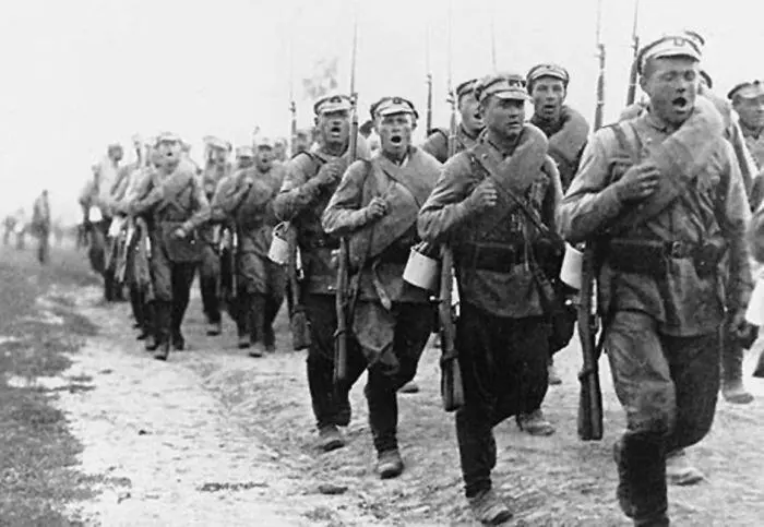 Пехота РККА на марше 1920 г Агитационные плакаты белых вверху и красных - фото 24