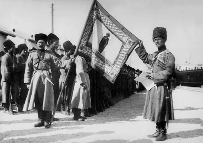 Кубанские казакипластуны со знаменем отряда 1914 г Нина Нечволодова - фото 28