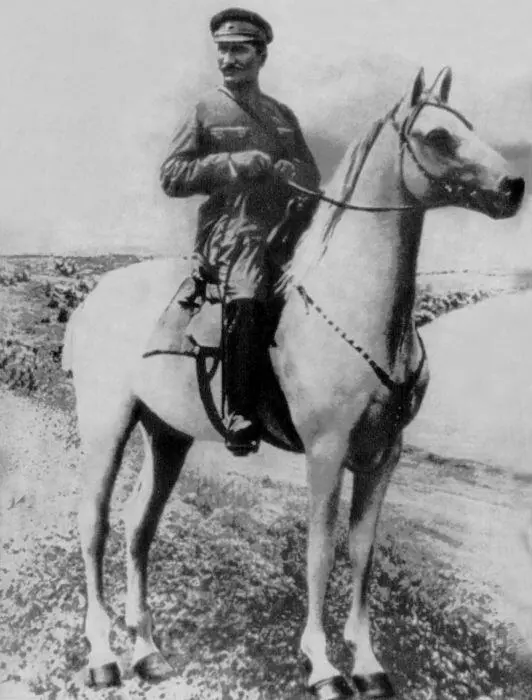 С М Буденный после победной операции 1й Конной в Севастополе 1920 г - фото 37