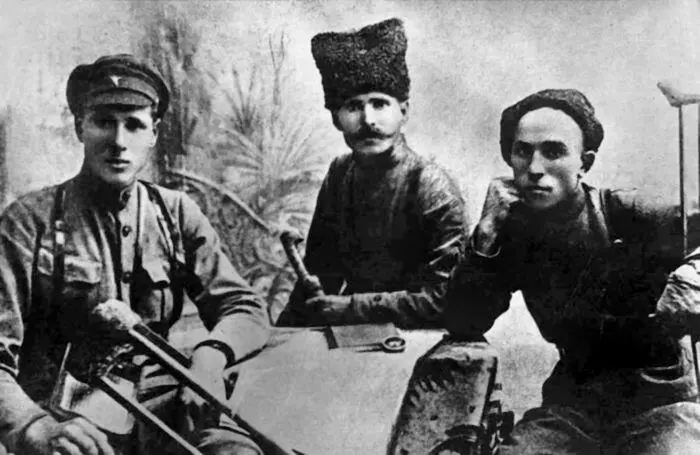 В И Чапаев и его командиры полков А В Бубенец слева и И С Кутяков - фото 46