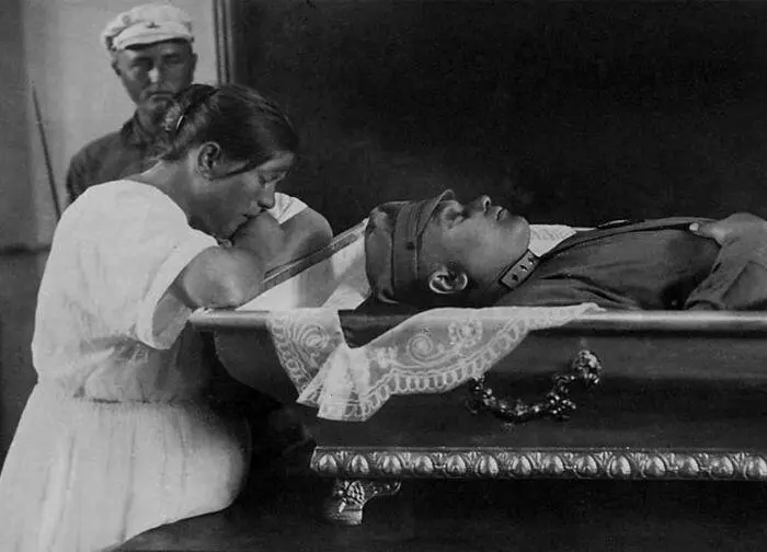 О П Котовская у гроба мужа Август 1925 г Григорий Шмерлинг из архива В - фото 56