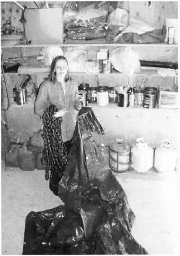 A good supply of plastic tarp and rope is useful to construct temporary - фото 109