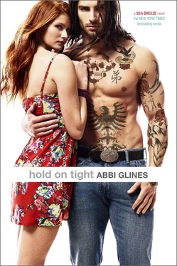 Abbi Glines Hold On Tight обложка книги