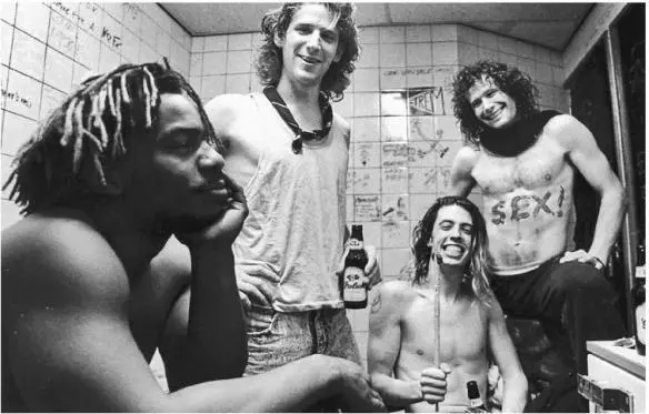 Postgig beers for the Scream team in Holland spring 1988 Keeping a low - фото 74
