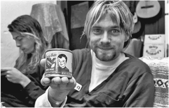 Keeping a low profile behind Kurt Cobain at Krist Novoselics house in Tacoma - фото 75