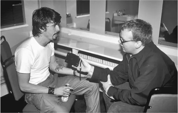 Meeting Grohl backstage at Londons Brixton Academy 23 November 1997 Skin - фото 85