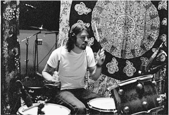 Laying down apocalyptic thunder in LA for the Killing Joke album With QOTSAs - фото 88