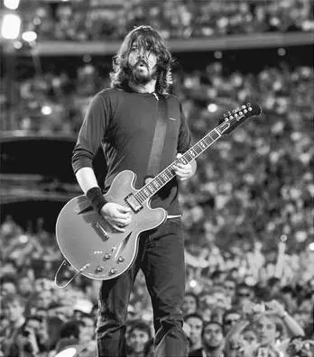 Rock God Grohl onstage at Wembley Stadium London June 2008 Family Man - фото 93