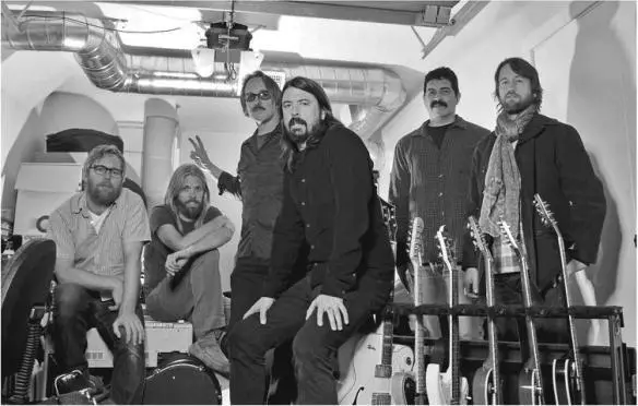 Foo Fighters with Waisting Light producer Butch Vig in Dave Grohls garage in - фото 95