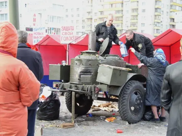 Photo 7 Mobile military porridge caldron feeds hungry protestors Kiev - фото 8