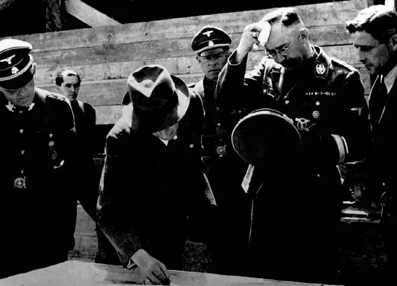 Жарким днем летом 1942 года Гиммлер изучает план строительства гигантского - фото 12