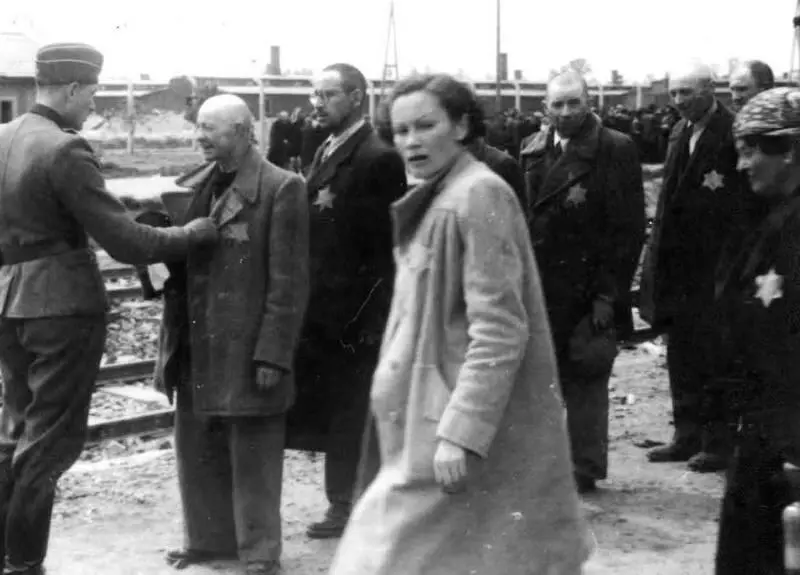 Этих мужчин осматривает нацистский доктор За несколько минут он решит кто из - фото 24