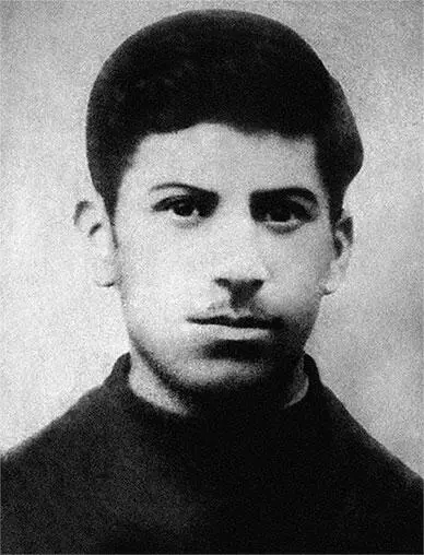 Сталин в 1896 году На групповом фото он второй слева в верхнем ряду Гордость - фото 15