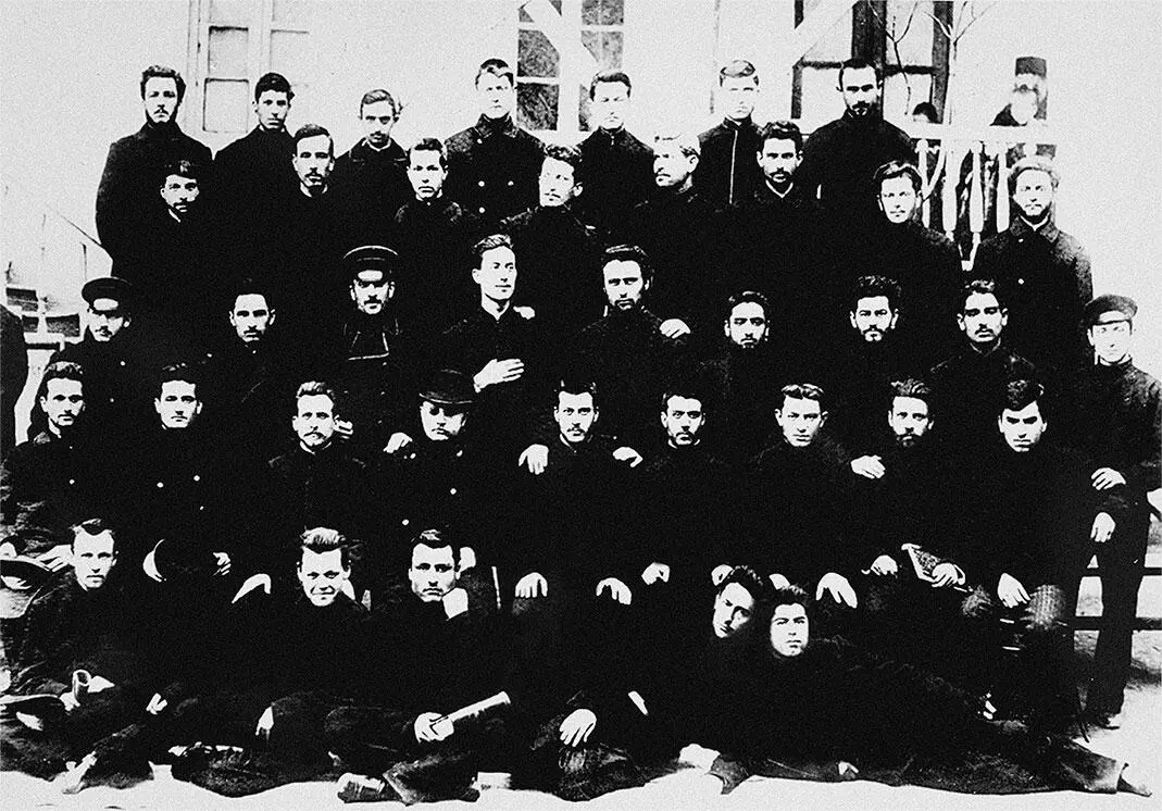 Сталин в 1896 году На групповом фото он второй слева в верхнем ряду Гордость - фото 16