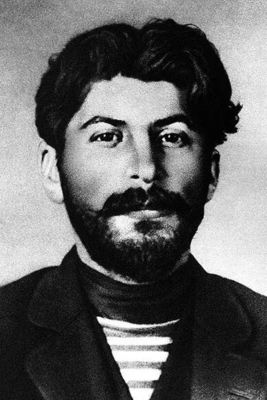 Сталин в Баку 1908 Жена Сталина Като умерла в мучениях Вверху Сталин - фото 48
