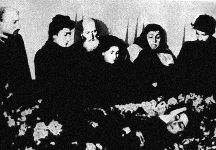 Жена Сталина Като умерла в мучениях Вверху Сталин первый справа был - фото 49