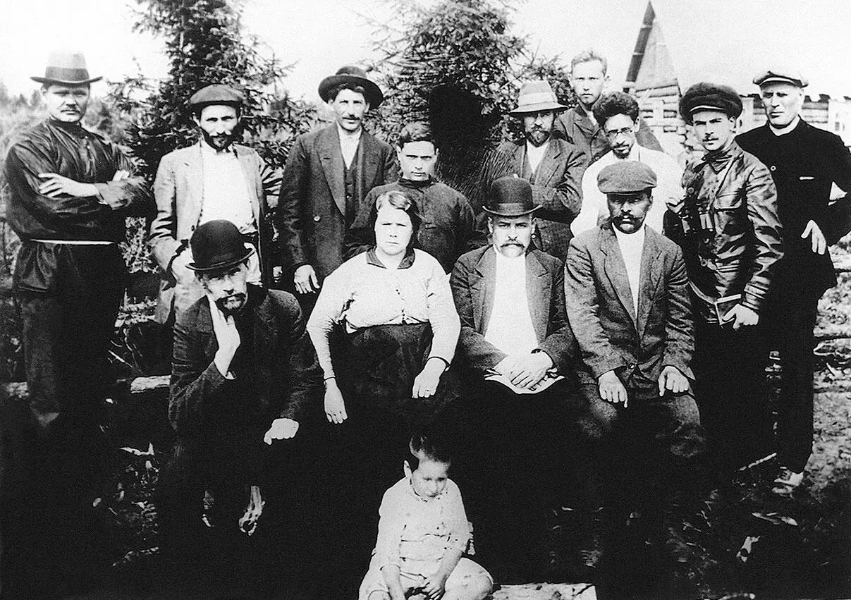 Первым в 1936 году был расстрелян Каменев рядом со Сталиным образовалось - фото 68