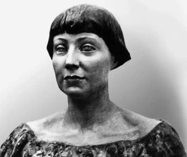 Марина Цветаева Скульптура работы Н Крандиевской 1912 г Раскрашенный гипс - фото 1
