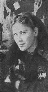 В редакции армейской газеты у новогодней елки 31 декабря 1944 года Подруги - фото 15