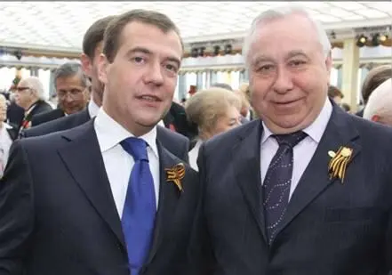 Президент Российской Федерации ДА Медведев и БН Слюсарь Москва 9 мая 2009 - фото 6