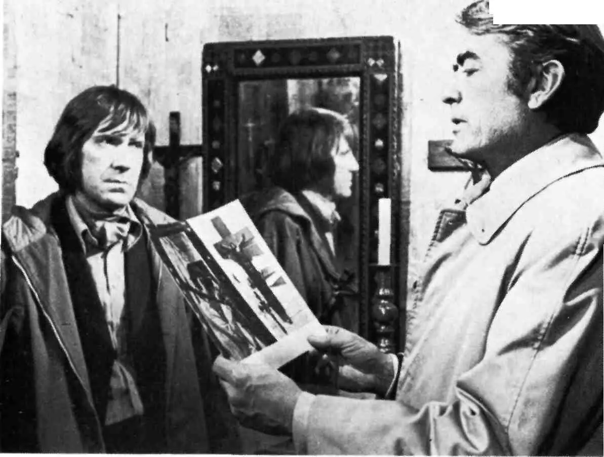 Im Zimmer von Pater Tassone entdecken Thorn und Pressefotograf Keith Jennings - фото 9