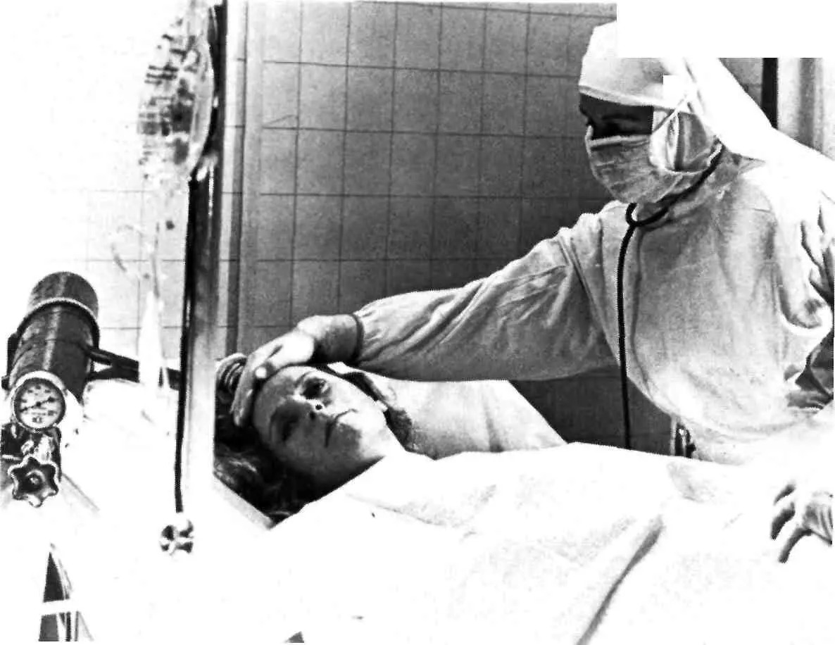 Exorzist Bugenhagen Leo McKern versucht Thorn zu überzeugen daß Damien - фото 16