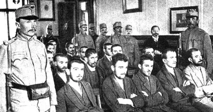 В здании суда Гаврило Принцип сидит в центре в первом ряду 23 января 1916 г - фото 18