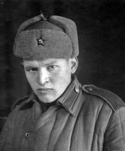 Папа на фронте 1943 год Стелла с тетей Черной и маленькой Женечкой 1941 - фото 40