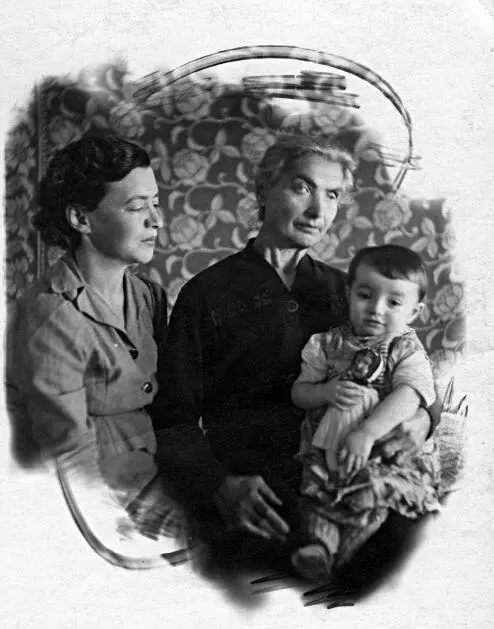 Стелла с тетей Черной и маленькой Женечкой 1941 год перед началом войны - фото 41