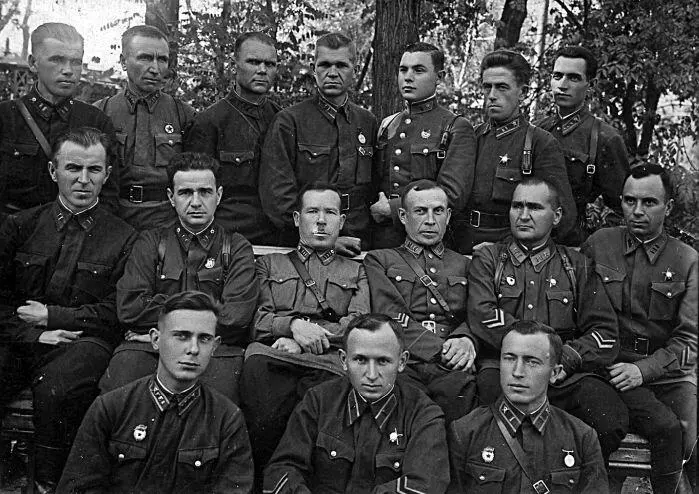 Захар Трофимович Трофимов второй ряд третий слева Фронтовая фотография - фото 44