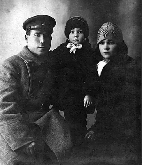 Захар Трофимович Трофимов с дочкой Ларочкой и женой Ларисой Ефимовной 1929 год - фото 50