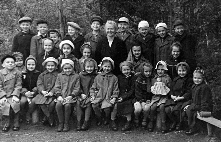 Мой детский сад Я пятая слева Рядом со мной шестая слева любимая - фото 52