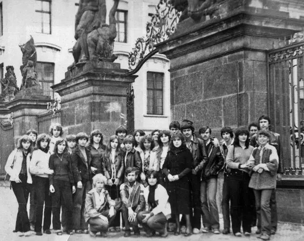 Поездка с выпускным классом школы 36 ЦГВ в Прагу 1980й год Я первая - фото 56