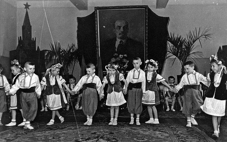 В детском саду Кремль Ленин пальмы и обязательный пункт праздничной - фото 65