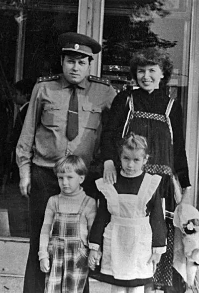А тут мы впятером Оленька идет в первый класс папа Захар и я в ожидании - фото 89