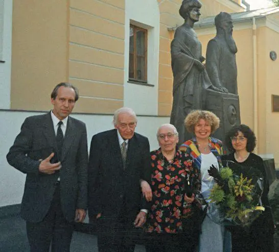У входа в музей Рериха перед концертом К Лифшица Слева направо К Зенкин Д - фото 128